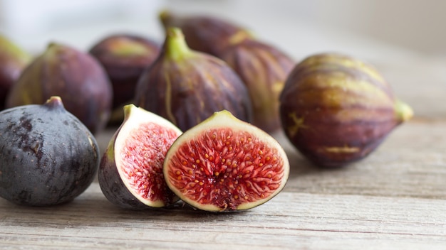 Figues violettes fraîches sur une table en bois se bouchent