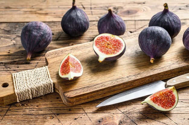 Figues violettes mûres sur une planche à découper