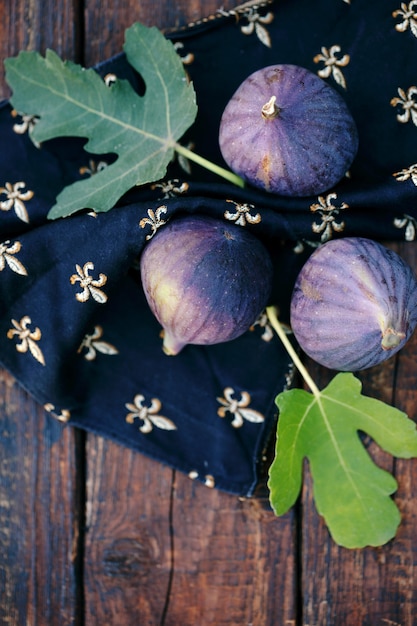 Figues violettes sur une serviette noire