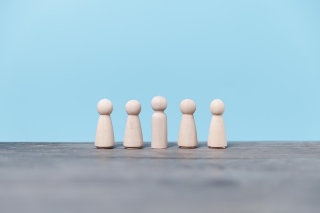 Figure en bois debout sur la boîte pour montrer l'influence et l'autonomisation Concept de leadership d'entreprise pour le chef équipe vainqueur de la compétition réussie et chef avec influence