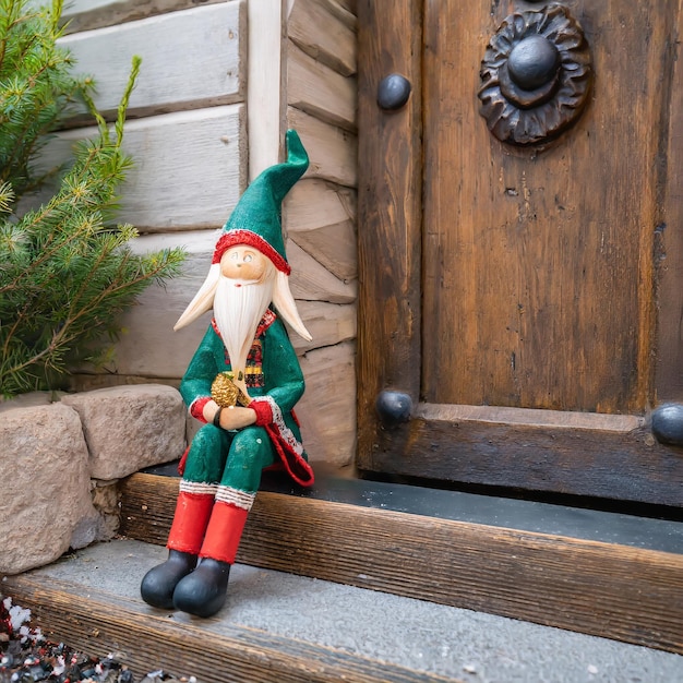 une figure en bois d'un elfe assis à l'entrée