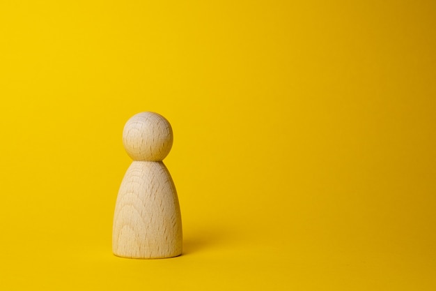 Figure en bois isolée sur jaune