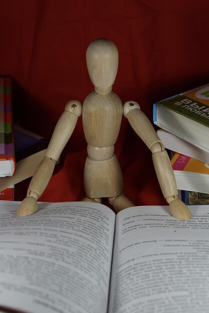 Photo figure en bois avec un livre ouvert