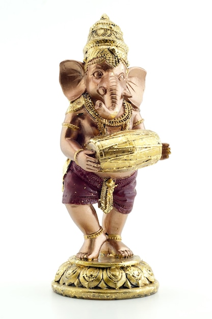 Figure dorée de l'éléphant Ganesha sur fond blanc