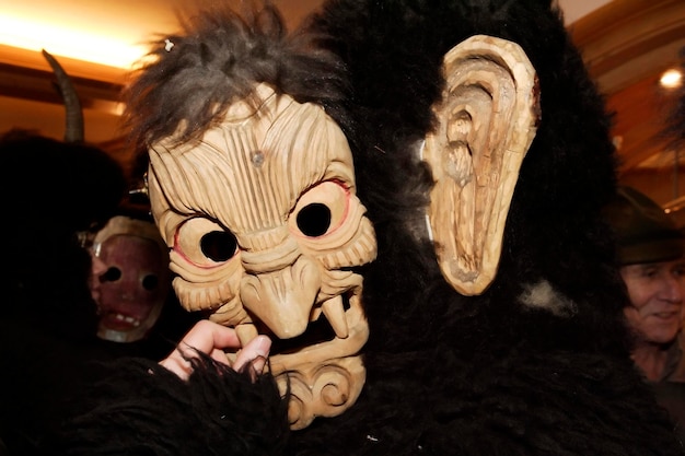 La figure du Krampus fait partie du traditionnel Mitterndorfer Nikolausplay qui est célébré dans le petit village de Krungl Styrie Autriche