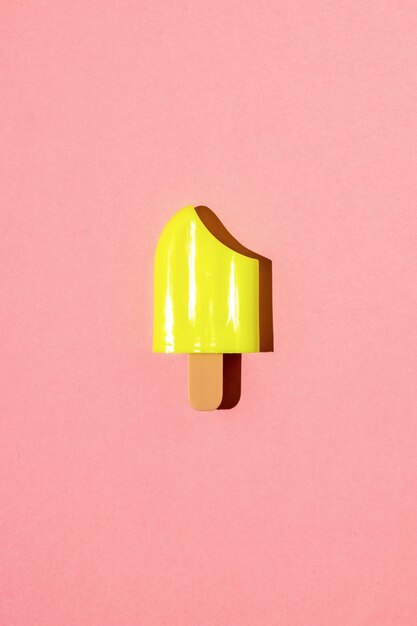 Une figure d'une glace jaune vif sur fond rose.