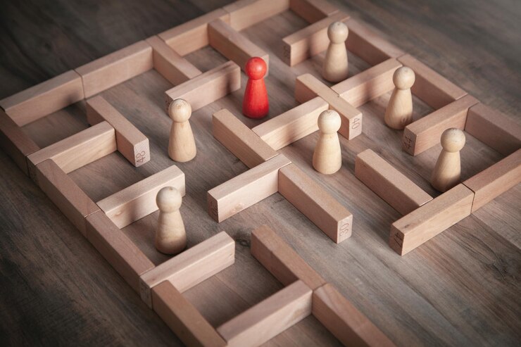 Figure humaine rouge debout dans le labyrinthe.