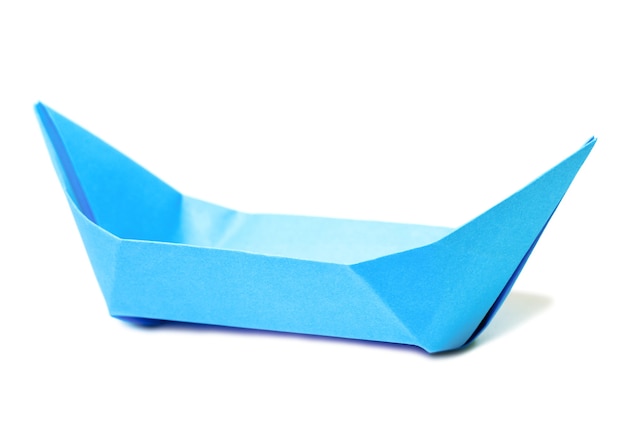 Figure d'origami de bateau bleu (isolé sur blanc)