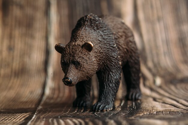 Figure d'un ours brun jouet sur un bois