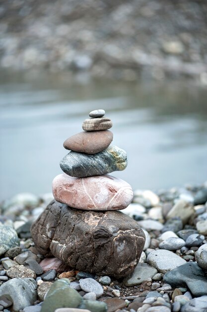 Figure de pierre zen au bord de la rivière