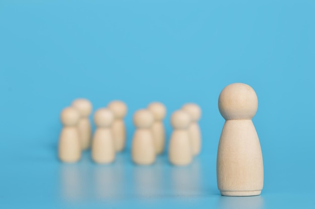 Figure de poupée en bois du chef et du personnel de bureau Travailleurs sociaux et concept de chef