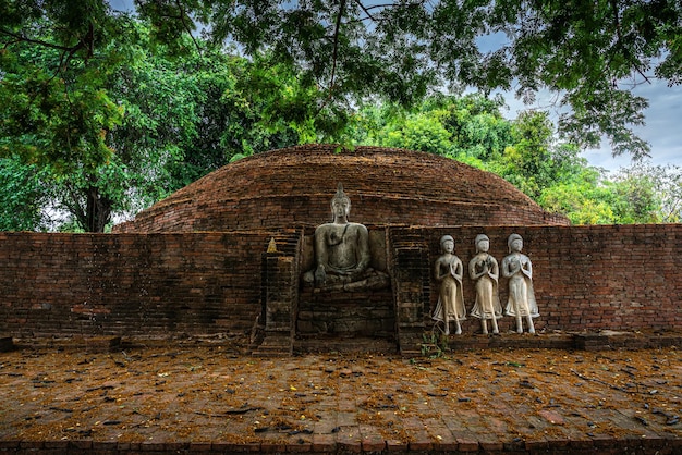 Les figures antiques de bouddha dans le temple SRI SUKHOT est un ancien temple bouddhiste du palais Chan est un temple bouddhiste C'est une attraction touristique majeure à PhitsanulokThailand