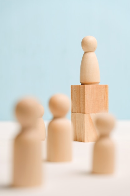 Figures en bois avec des cubes sur un fond bleu. Le concept d'un forum d'affaires et de formation. Fermer.