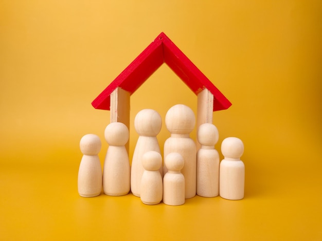 Figures en bois et maison en bois avec espace de copie Concept de famille et de maison