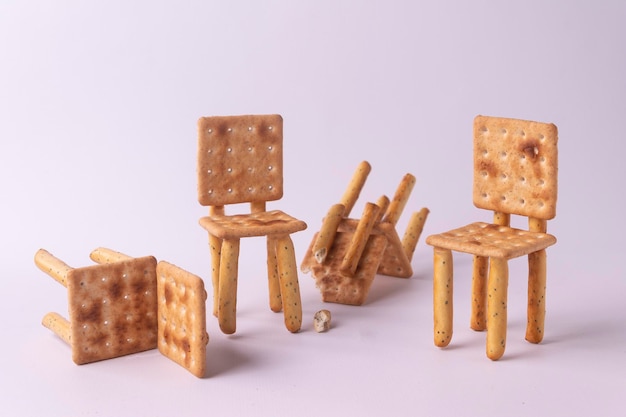 Figures de chaises faites de biscuits sur fond blanc