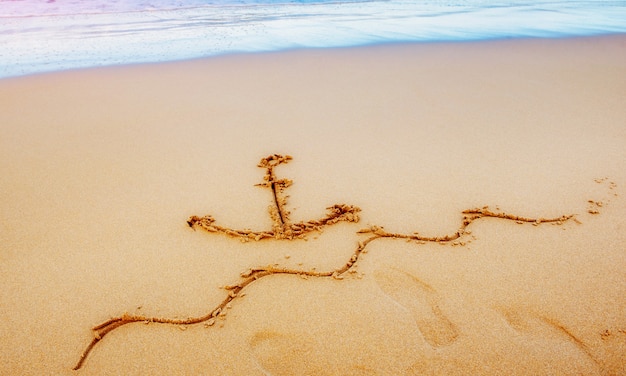 Photo figures dans le sable sur la plage