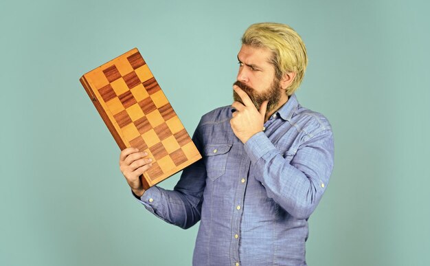 Figures d'échecs Jeux intellectuels Hipster barbu intelligent Compétences cognitives Concept de stratégie de jeu Cours d'échecs Concours d'échecs des enseignants Jeu de société Homme jouant aux échecs Passe-temps et loisirs