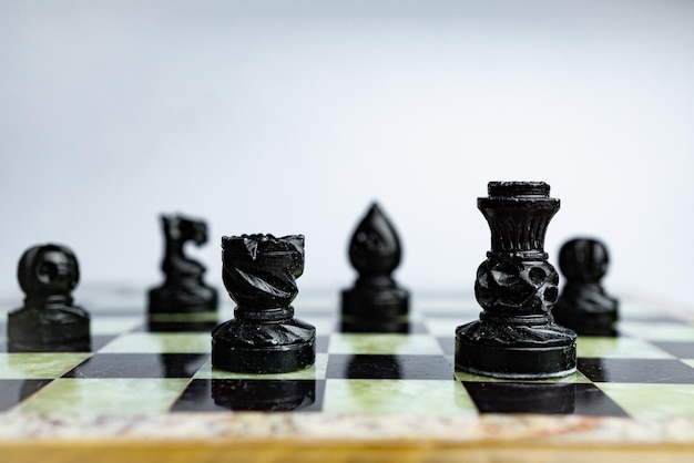 Figures d'échecs noires sur l'échiquier