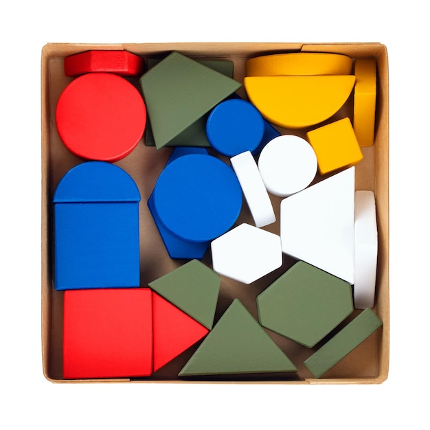 figures géométriques en bois, peintes et empilées sur une table dans une boîte, isolées
