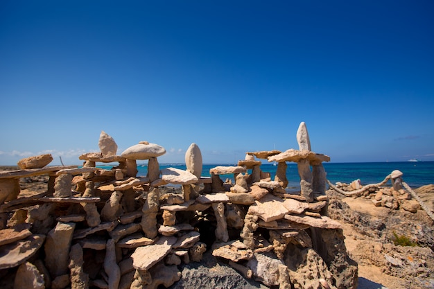 Figures de pierre sur la plage de la plage des Illetes à Formentera