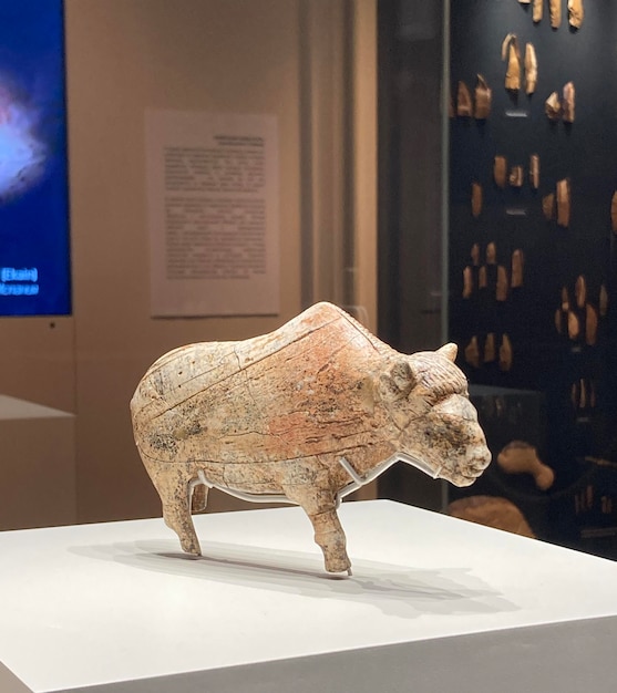 Figurine de bison en ivoire paléolithique verticale