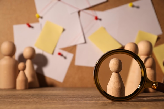 Photo une figurine en bois sous une loupe