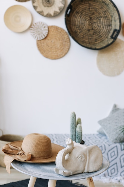 Figurine de cactus et d'éléphant de chapeau d'été sur la table à l'intérieur des éléments de design d'intérieur