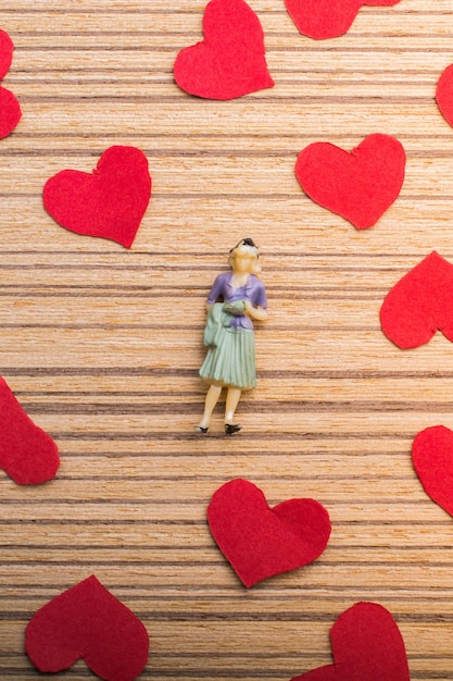 Figurine de femme et concept d'amour avec des coeurs en papier