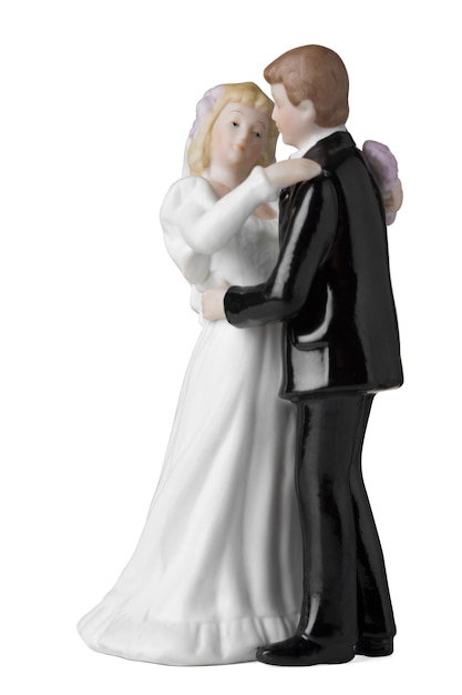 Figurine de gâteau de mariage sur blanc