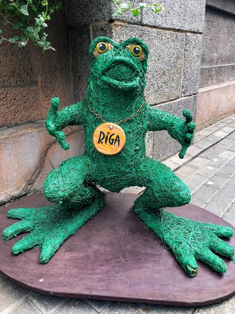 Figurine grenouille dans une rue de Riga Lettonie