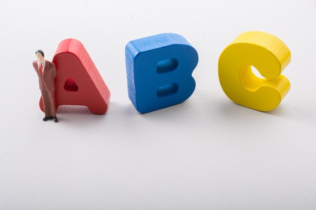 Figurine homme et lettres d'abc sur blanc