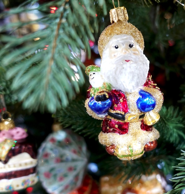 Figurine jouet rétro colorée sur l'arbre de Noël