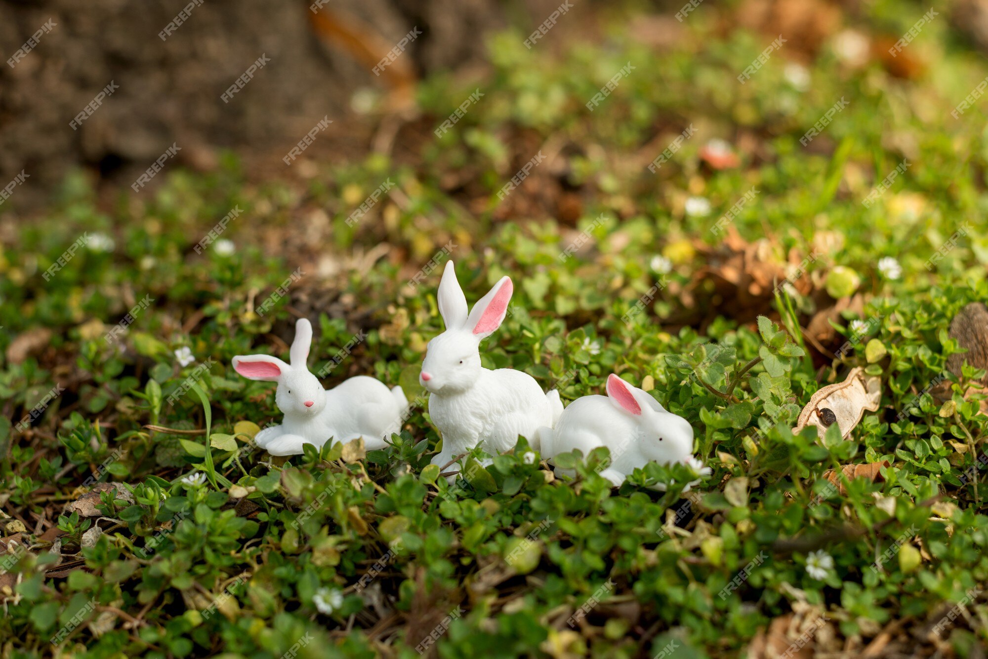 Figurine Mignonne De Lapin De Pâques Sur Une Mousse Verte Du Sol De Forêt.  Fond De Vacances De Pâques Saisonnier De Printemps