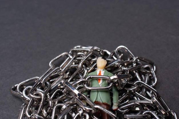 Figurine petit homme en chaînes métalliques en vue