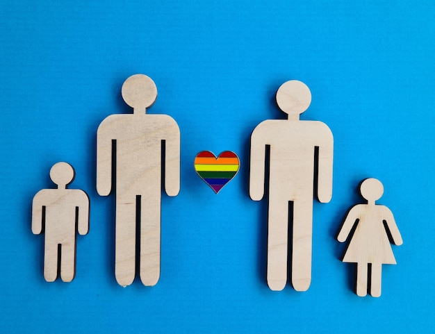 Figurines en bois de la famille lgbt et gros plan de maternité de substitution