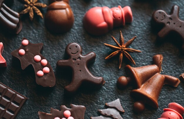 Photo figurines en chocolat faites à la main. chocolat noir et au lait.