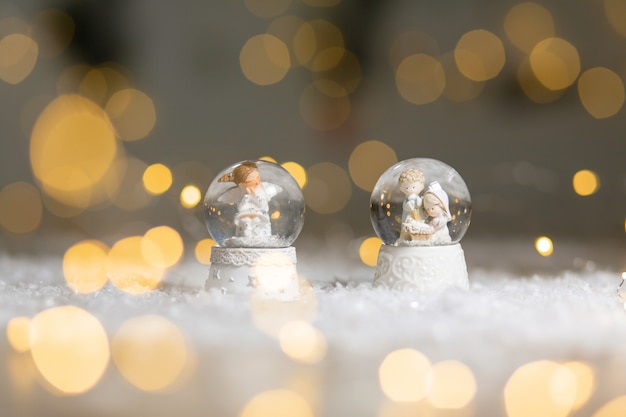 Figurines décoratives sur le thème de Noël.