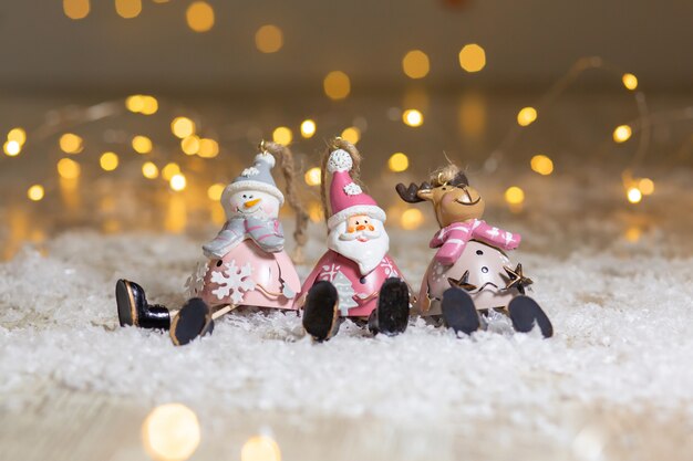 Figurines décoratives d'un thème de Noël.