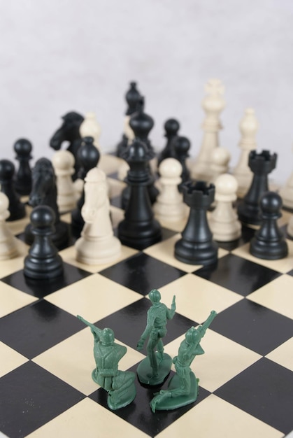 Figurines sur l'échiquier à la table