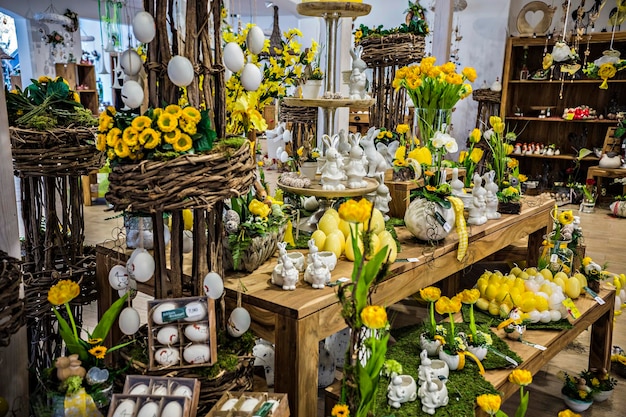 Figurines de lapin de Pâques dans une boutique de décoration à vendre. Cadeaux pour les vacances de Pâques