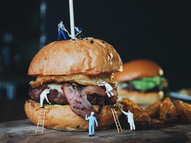 Photo des figurines d'ouvriers sur des hamburgers