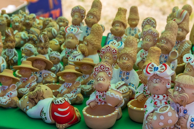 Figurines ukrainiennes d'argile à vendre sur le marché de souvenir