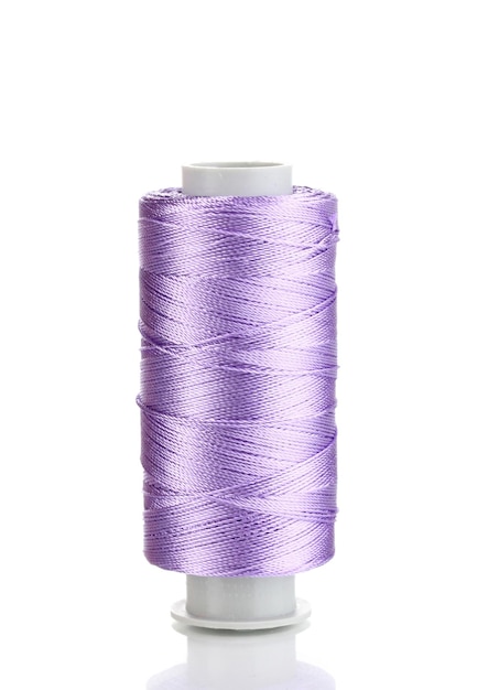 Fil de canette violet isolé sur blanc