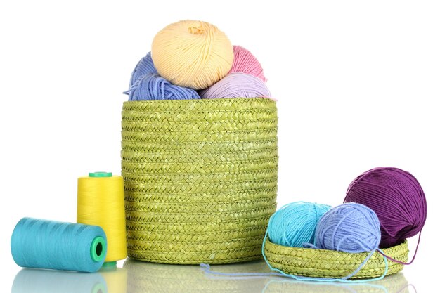 Photo fil coloré pour tricoter dans le panier vert isolé sur blanc