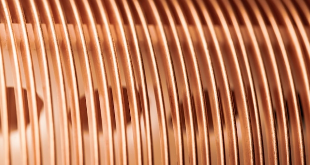 Photo fil de cuivre torsadé plat en gros plan dans une usine