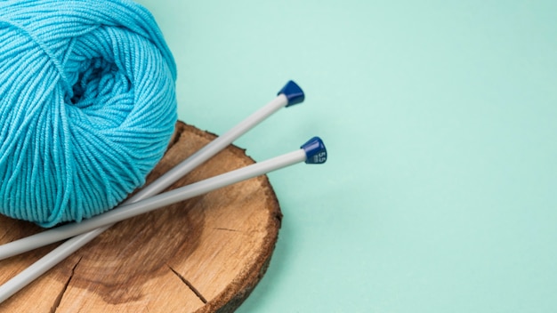 Fil de laine coloré avec aiguilles à crocheter