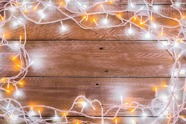 fil de lumière de Noël sur fond de plancher en bois