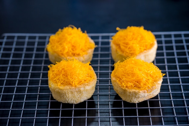 Fil d&#39;or au jaune d&#39;oeuf gâteaux sur le gril, aliments sucrés thaïlandais