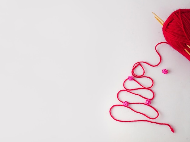 Fil rose pour tricoter un fil qui s'étire en forme d'arbre de Noël