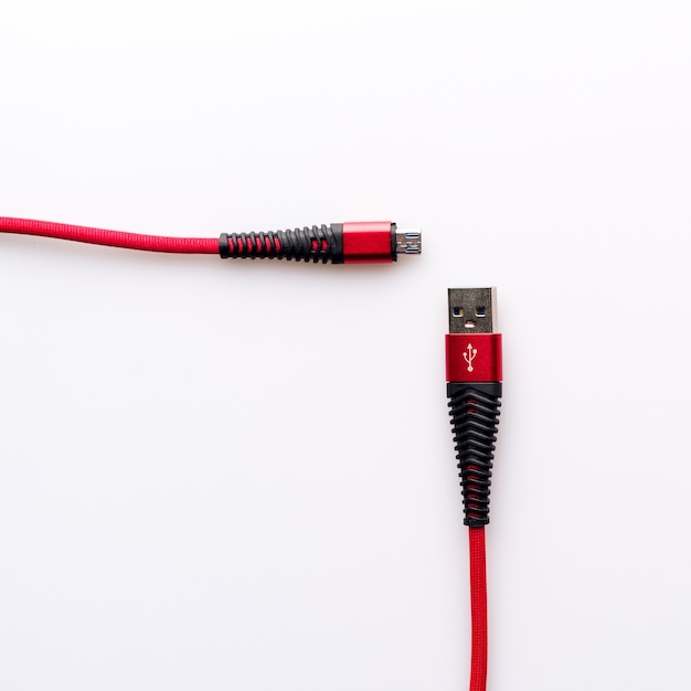 Fil rouge de chargement et de connexion d'un smartphone USB sur un blanc